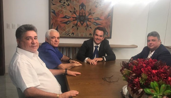 Ciro e Themístocles discutem a sucessão de Firmino em café
